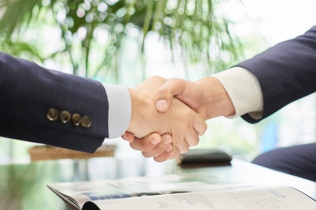 Hand-shake-make-a-good-mode